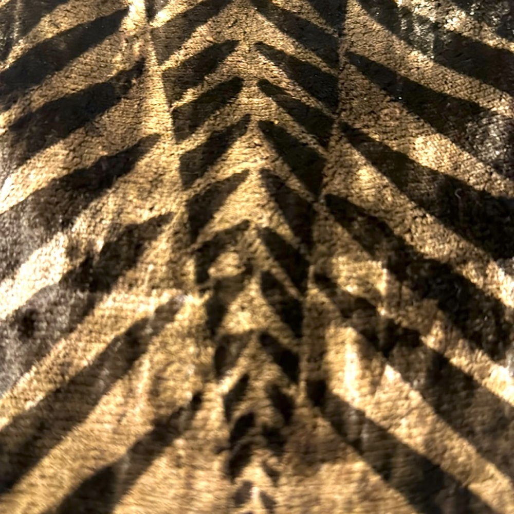 VINTAGE 💕NEISHA CROSLAND LONDON VELVET ANIMAL PRINT SCARF- BROWN SILK BACKING